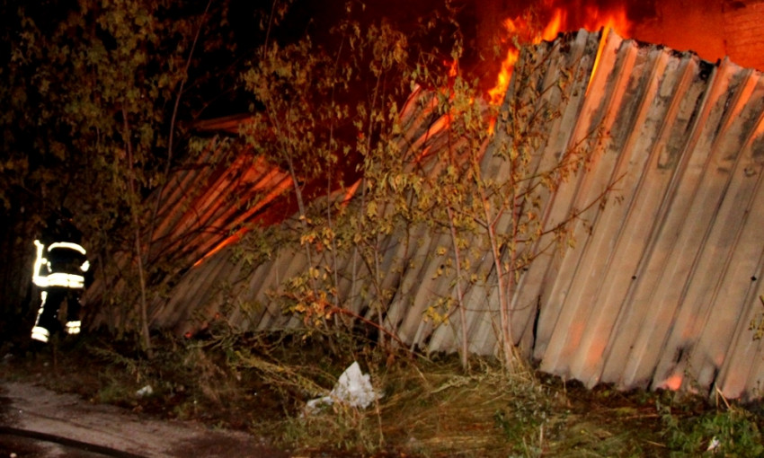 Пожар на Николая Боровского: загорелся склад с легковоспламеняющимися материалами