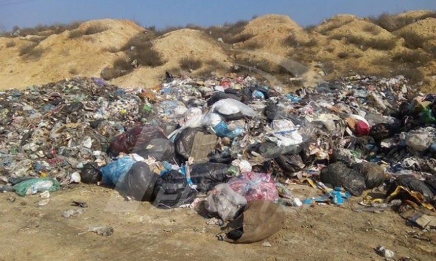 Львовский «подарок»: под Одессой скинули шесть фур мусора
