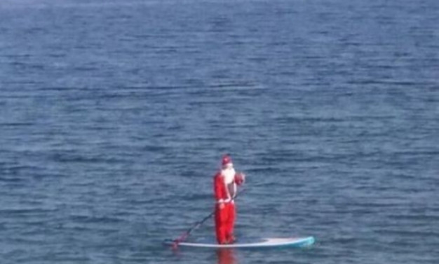 Дед Мороз прибыл в Одессу на доске для сёрфинга
