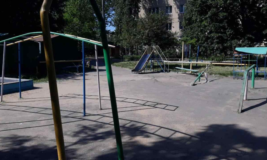 На детской площадке на Черёмушках ребёнок рассёк лицо о торчащий штырь