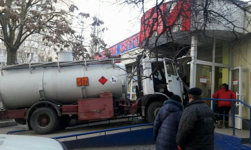 В Одессе бензовоз врезался в магазин