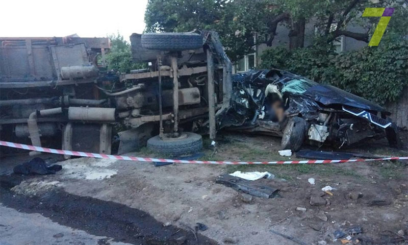 В Одессе столкнулись мусоровоз и внедорожник: погибли два человека