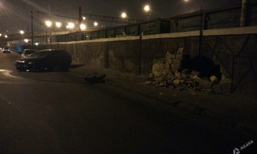 В районе одесского порта произошло ДТП: Audi протаранил стену