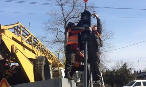 В Одессе установили новый светофор около Ивановского путепровода