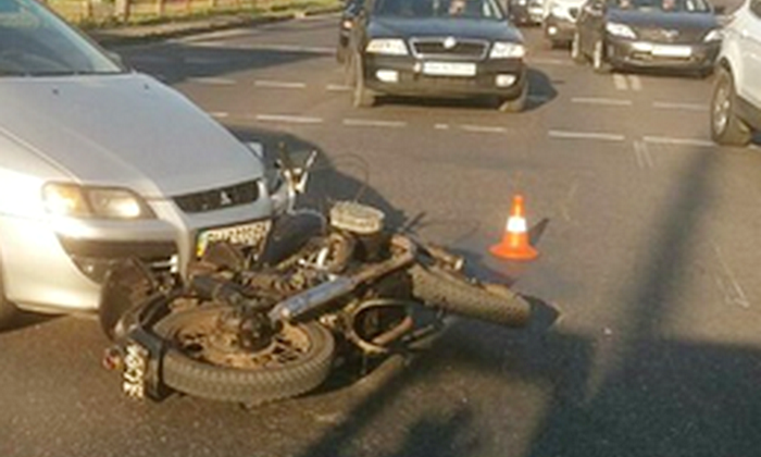 Авария с пострадавшими: иномарка сбила мотоциклиста