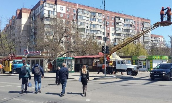 Коммунальщики благоустроили Киевский район города
