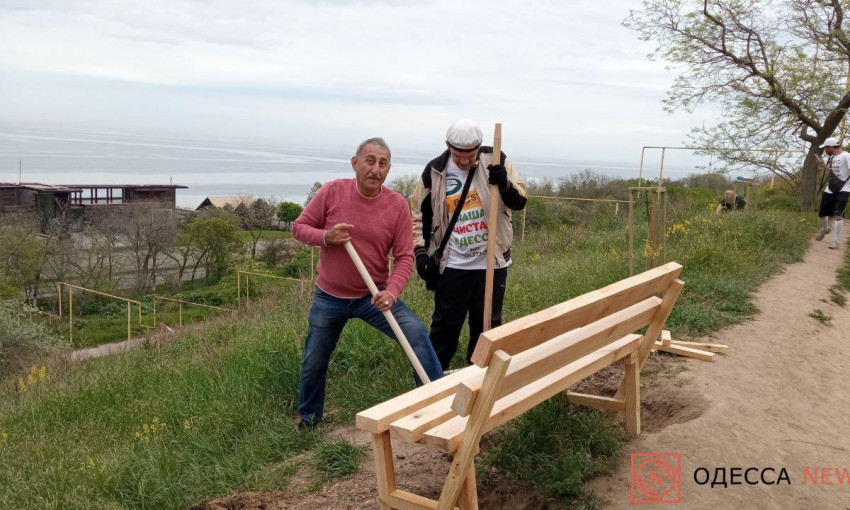 «Наша чистая Одесса» установила новые скамейки вместо спиленных вандалами