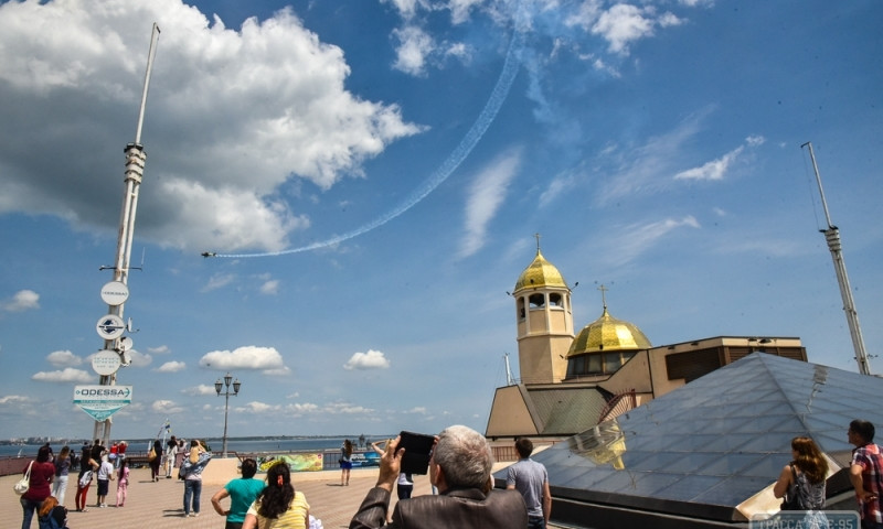 День Европы: в Одессе состязались яхты и прыгали парашютисты