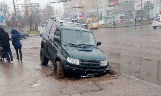В Одессе под автомобилем провалился асфальт 