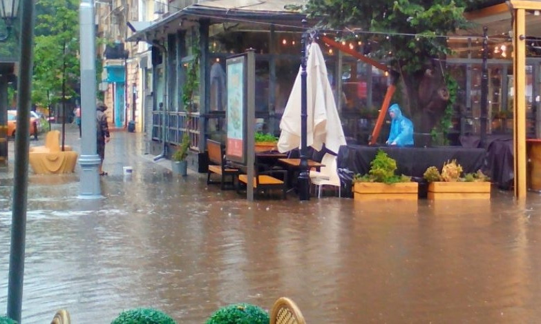 В Одессе из-за сильного дождя «плывет» Дерибасовская