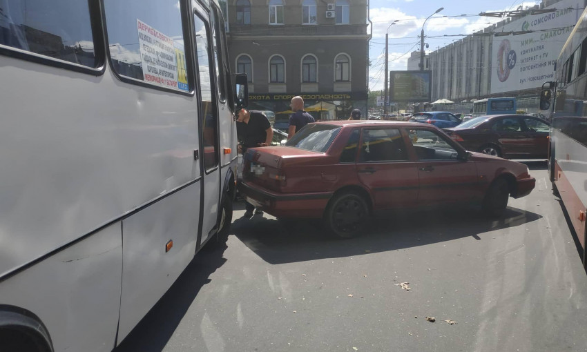 В центре Одессы не разминулись автобус и автомобиль 