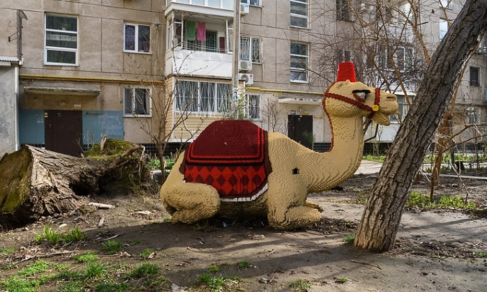 Одесский дворик украшает большой верблюд из лего 