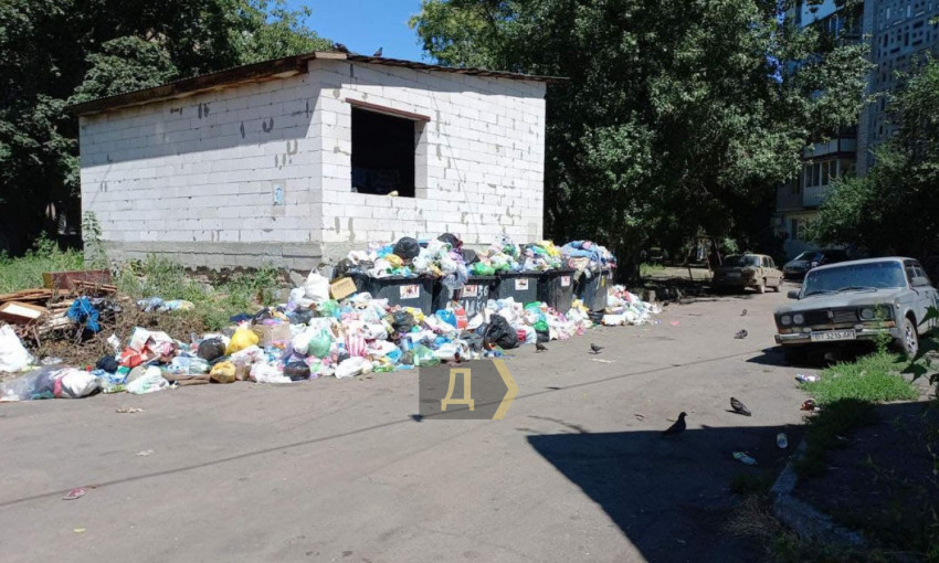 На Черемушках образовалась стихийная свалка: коммунальщики отказались вывозить мусор