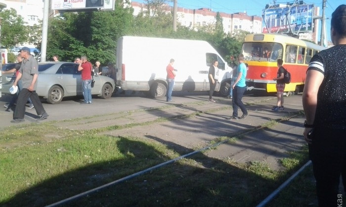 В Одессе произошло столкновение микроавтобуса и трамвая