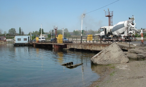 В связи с штормовым предупреждением разведение понтонного моста в Черноморске переносится