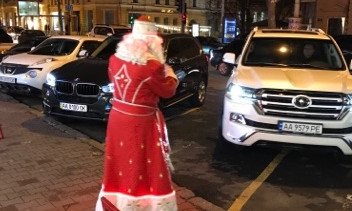 В Одессе машины паркует Дед Мороз