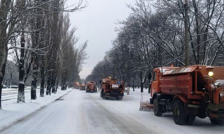 Улицы города от снега расчищает спецтехника