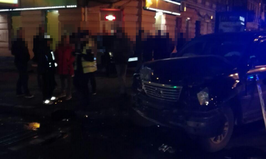 Вечером в центре Одессы произошло ДТП: автомобиль снес столб