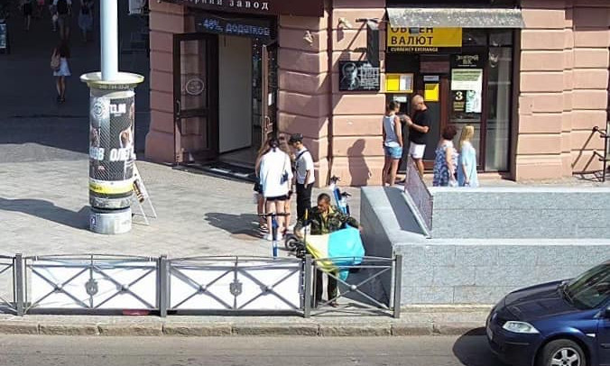 Одесский бездомный попытался украсть памятный флаг Украины 