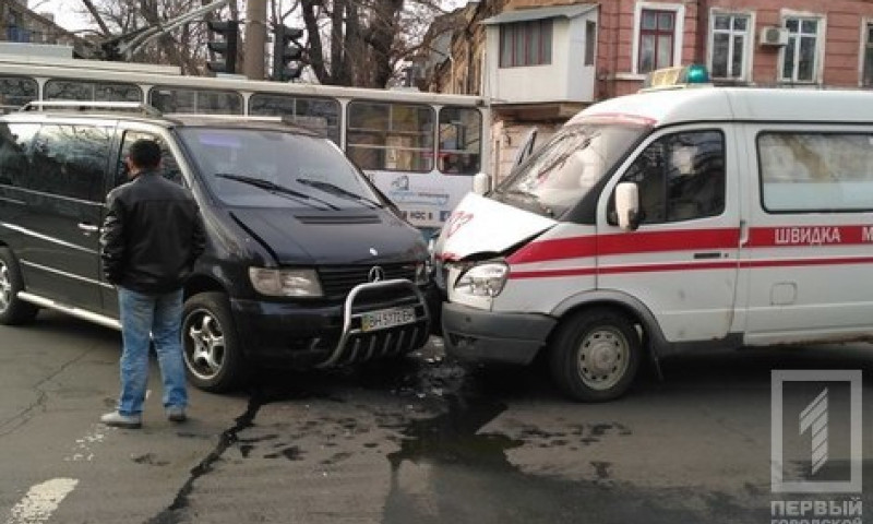 В Одессе автомобиль влетел в машину скорой помощи
