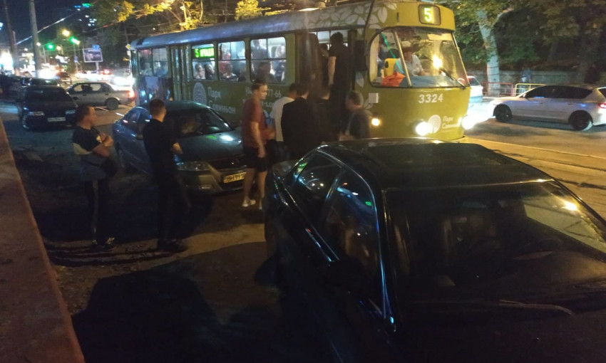 Одесситы перенесли автомобиль автохама, заблокировавший трамвай в Аркадии (ФОТО)