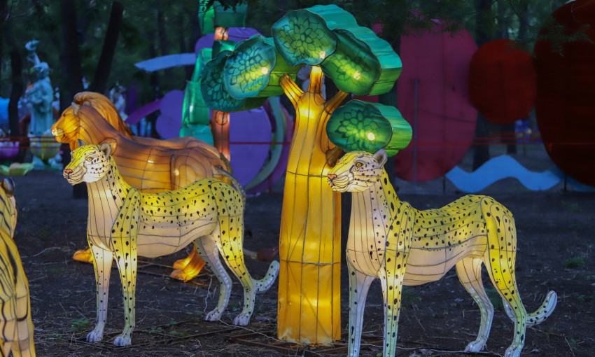 Фестиваль гигантских фонарей и фигур будет работать в парке до 30 августа 