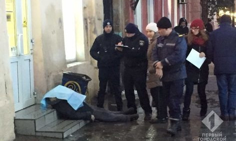 В Одессе на ступеньках аптеки погибла женщина (ФОТО)