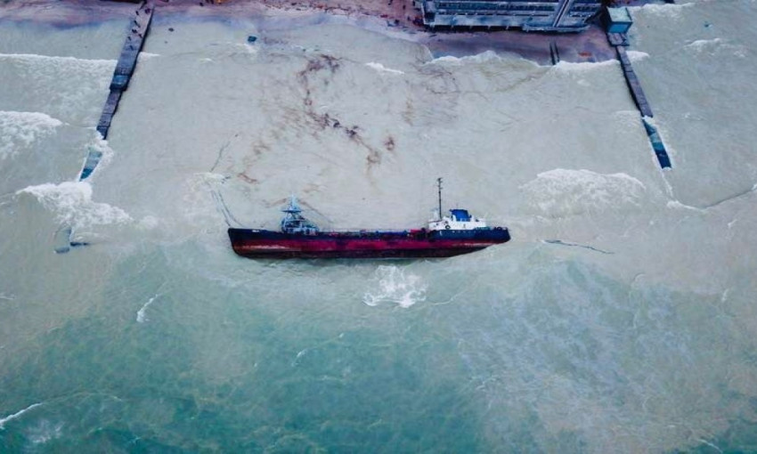 Экологическую катастрофу, причиненную кораблекрушением танкера, пытаются приуменьшить 