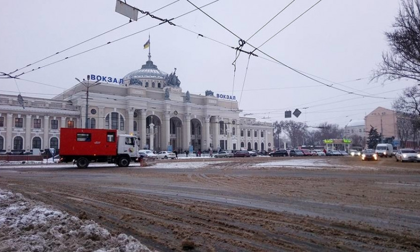На улицы Одессы вышла снегоуборочная техника