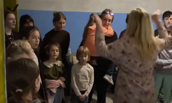 Концерт в бомбоубежище: дети в Одессе исполняли украинские песни во время атаки дронов