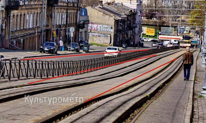 Спуск Маринеско разрушается: на дороге трещина, трамвайные рельсы просели