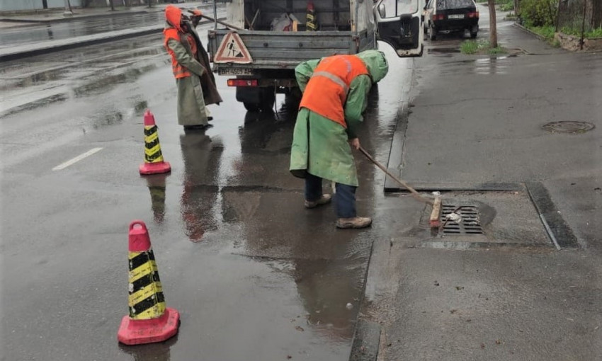 Внимание водителям: в Одессе коммунальщики ремонтируют дождеприемники 