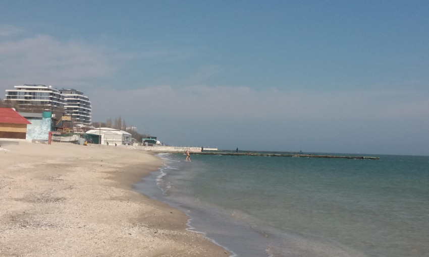 На пляже Одессы замечены первые купающиеся (ФОТО, ВИДЕО)
