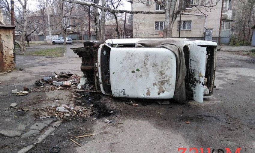В одном из одесских дворов появилась свалка старых автомобилей
