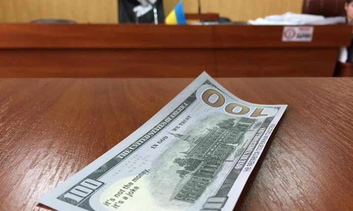 Одесские активисты забросали кабинет судьи Суворовского районного суда фальшивыми долларами