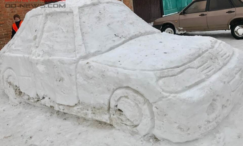 В Ананьеве слепили из снега автомобиль