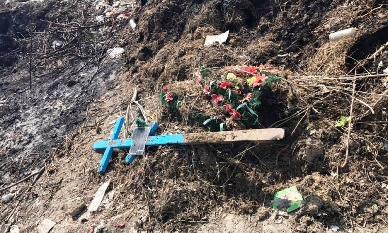На городской свалке в Килие обнаружили надгробные кресты
