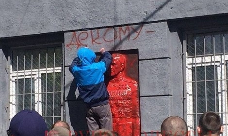 Очередной акт вандализма: активисты облили краской мемориальную доску Жукову