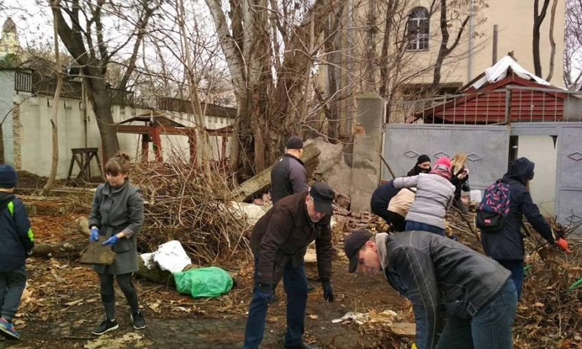 Жители Одессы убрали мусор в Летнем театре