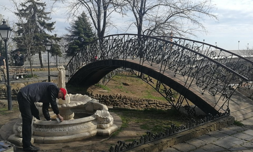 Возле Тёщиного моста ремонтируют "Уголок старой Одессы"