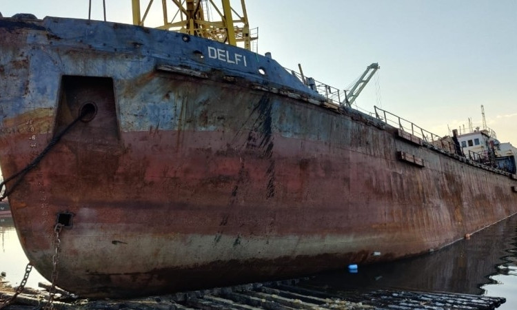 Бывший владелец танкера Delfi пытается отсудить корабль обратно 