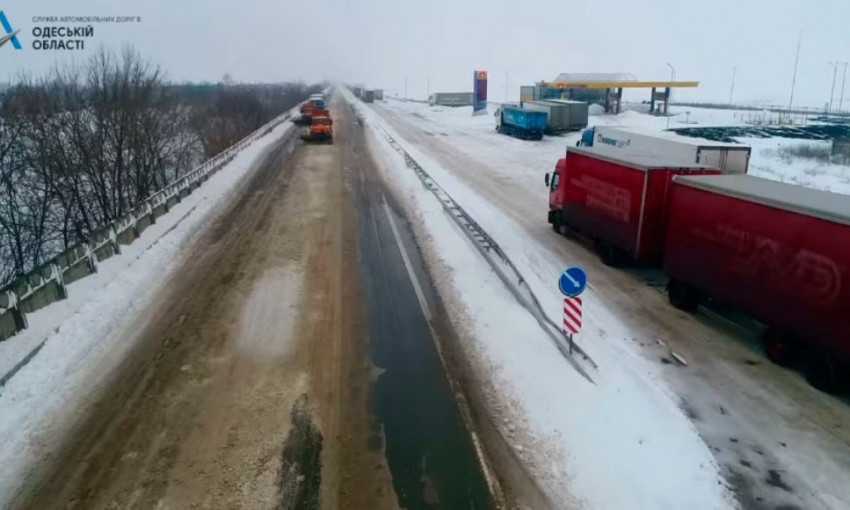 Автодор показал впечатляющее видео расчистки дорог в Одесской области 