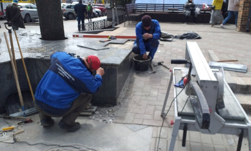 В Одессе неизвестные вандалы повредили памятник Вере Холодной 