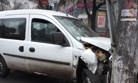 В центре Одессы автомобиль Opel врезался в столб