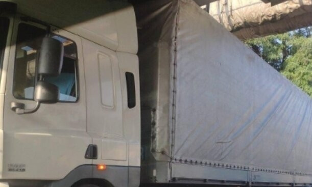 В Одессе водитель грузовика спровоцировал пробку под мостами - застрял