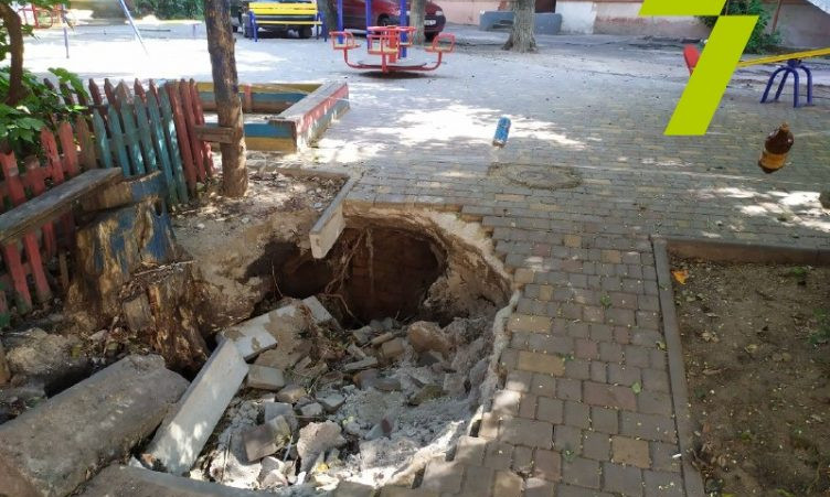 В Одессе на детской площадке провалилась земля 