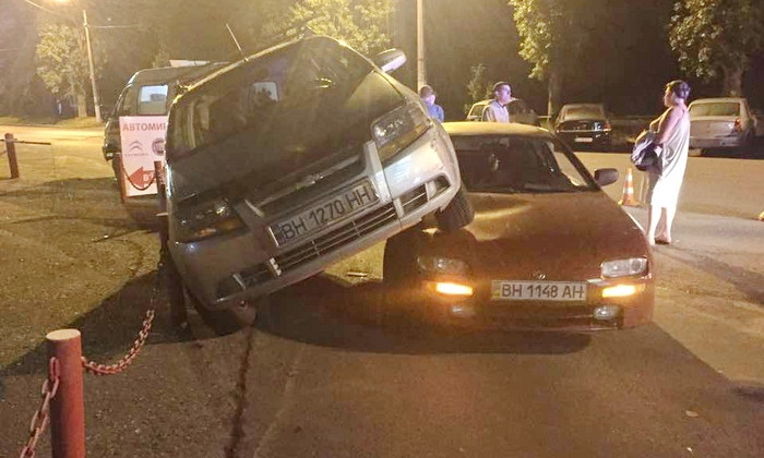 Необычная авария на Гайдара: металлические столбы спасли иномарку от опрокидывания