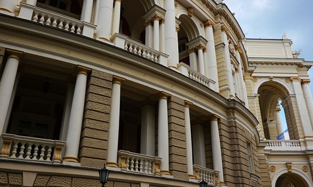 Фасад Оперного театра в Одессе перекрыли столбами