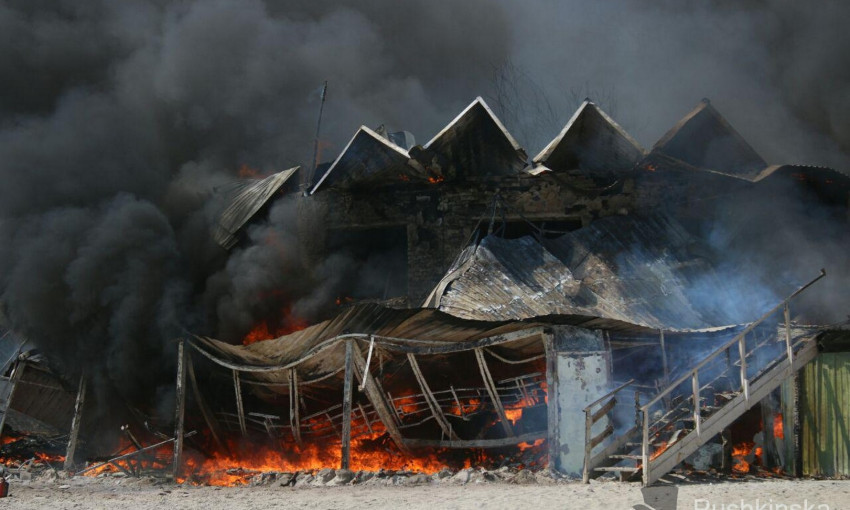 «Песок»: в Одессе горит прибрежный ресторан