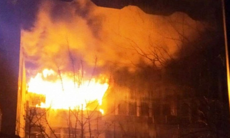 Во время тушения пожара в Одессе пострадали спасатели